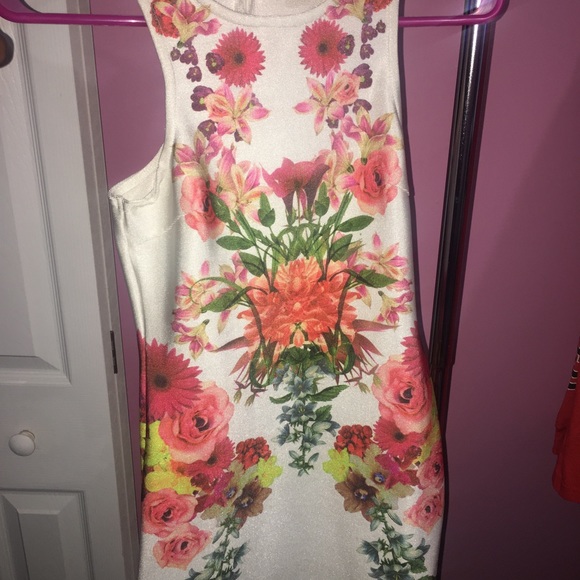 Body-con floral dress worn once - Picture 2 of 2